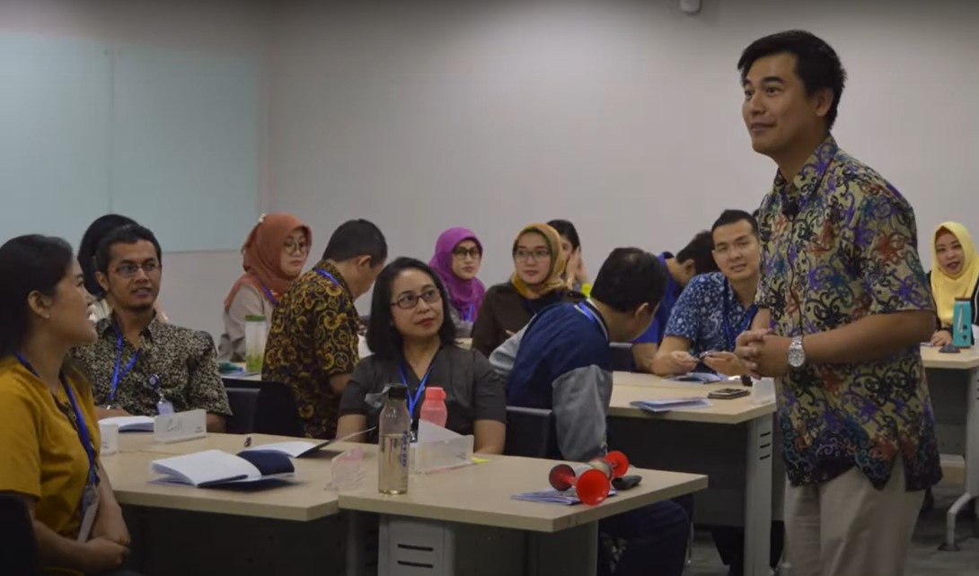 Fasilitator FAME memandu diskusi peserta training leadership di kelas
