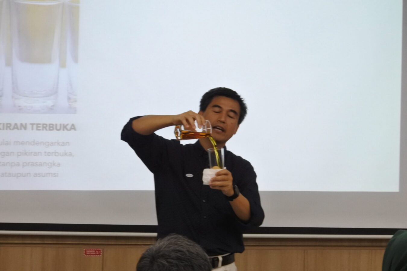 Fasilitator FAME memperagakan experiential learning di kelas