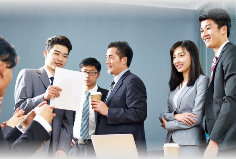 Leader dan tim profesional berdiskusi